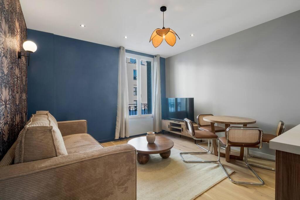 un salon avec un canapé et une table dans l'établissement 22.Appart 4Pers#1 Bedroom#Père Lachaise #Nation, à Paris