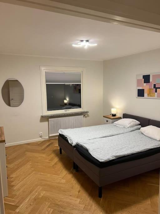 Postel nebo postele na pokoji v ubytování Härligt stort boende i perfekt läge