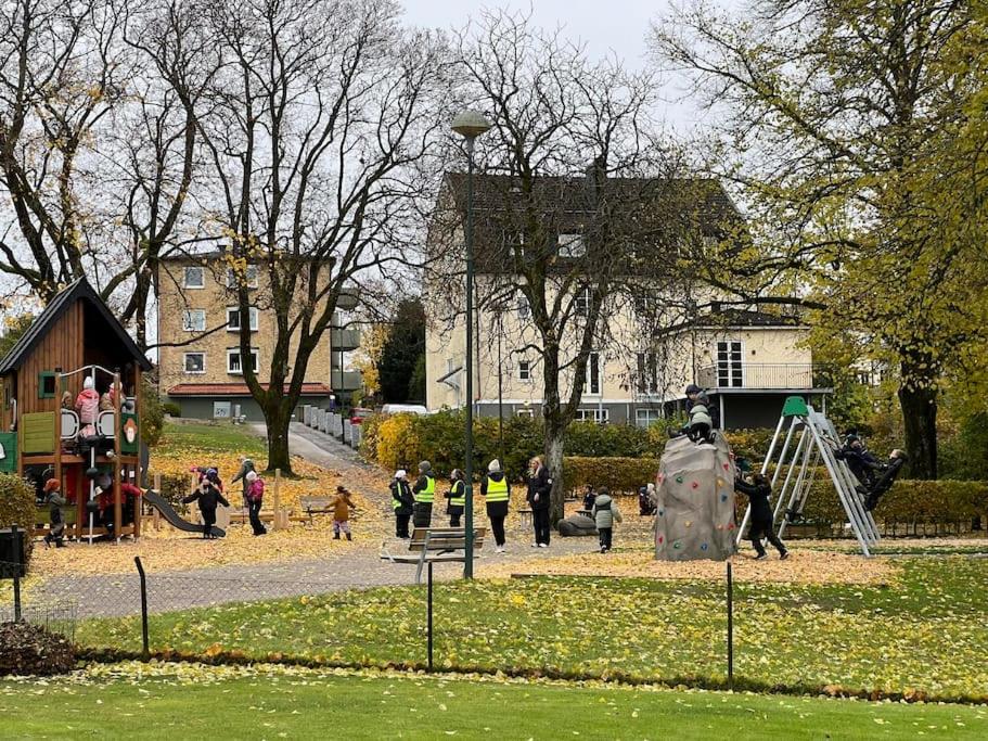 Hosté ubytování Härligt stort boende i perfekt läge