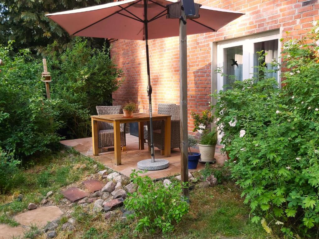 DobbertinにあるLandhaus Dobbinの家の前の傘付きテーブル