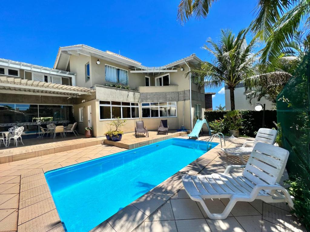 uma villa com piscina e uma casa em MORADA ILHA PARAISO em Florianópolis