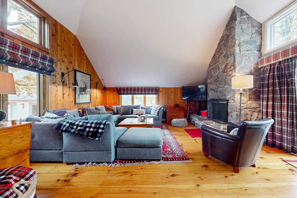 ein Wohnzimmer mit einem Sofa und einem Kamin in der Unterkunft Piper Ridge Unit B2 in Forest Farms