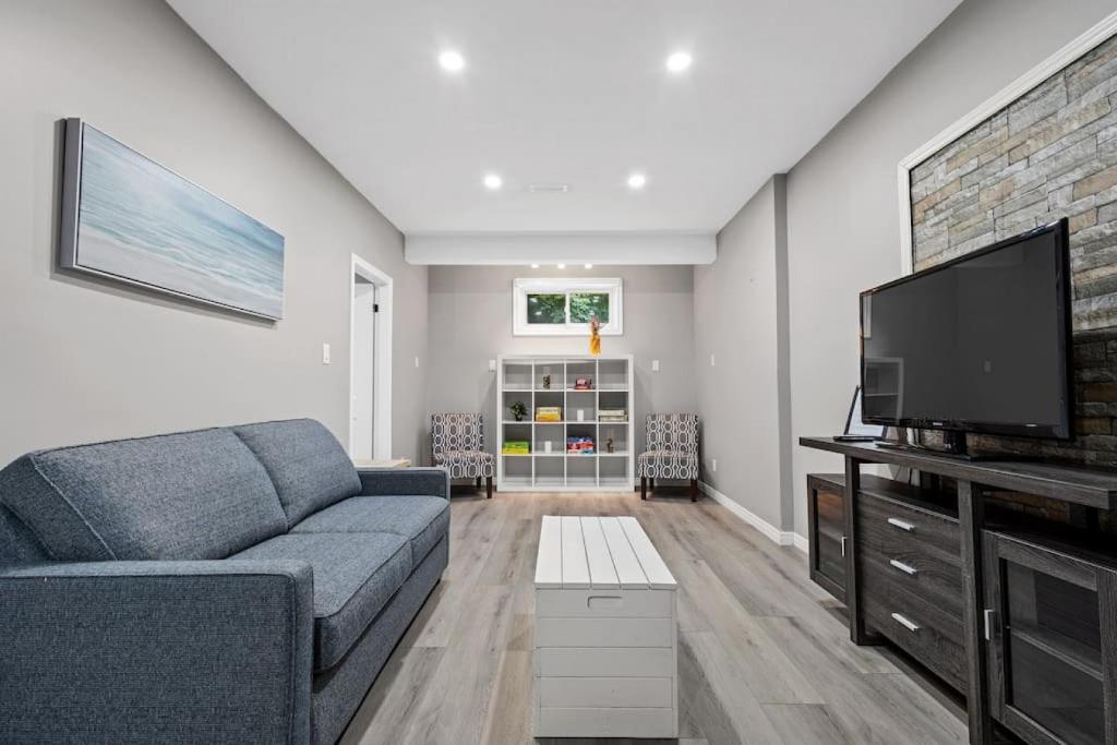 Fergus Deluxe Basement BBQ and Pool Table Fun, Fergus (updated prices