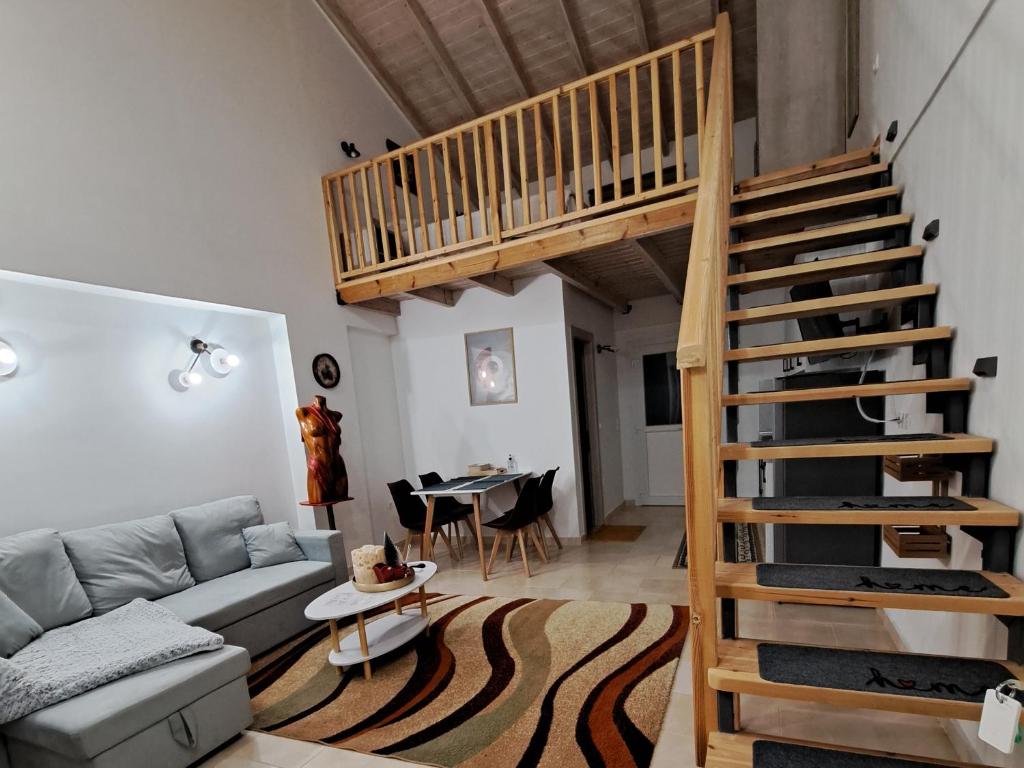 - un salon avec une mezzanine et un escalier dans l'établissement Loft Matina, à Nauplie