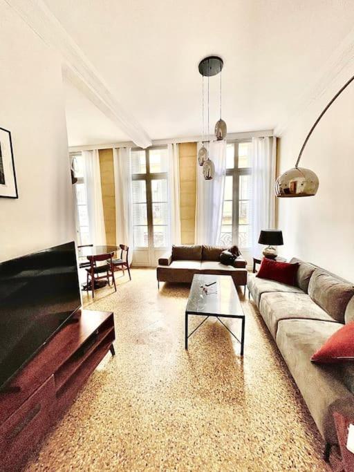 un salon avec un canapé et une table dans l'établissement Centre historique Vintage et Moderne, Clim AC, à Montpellier