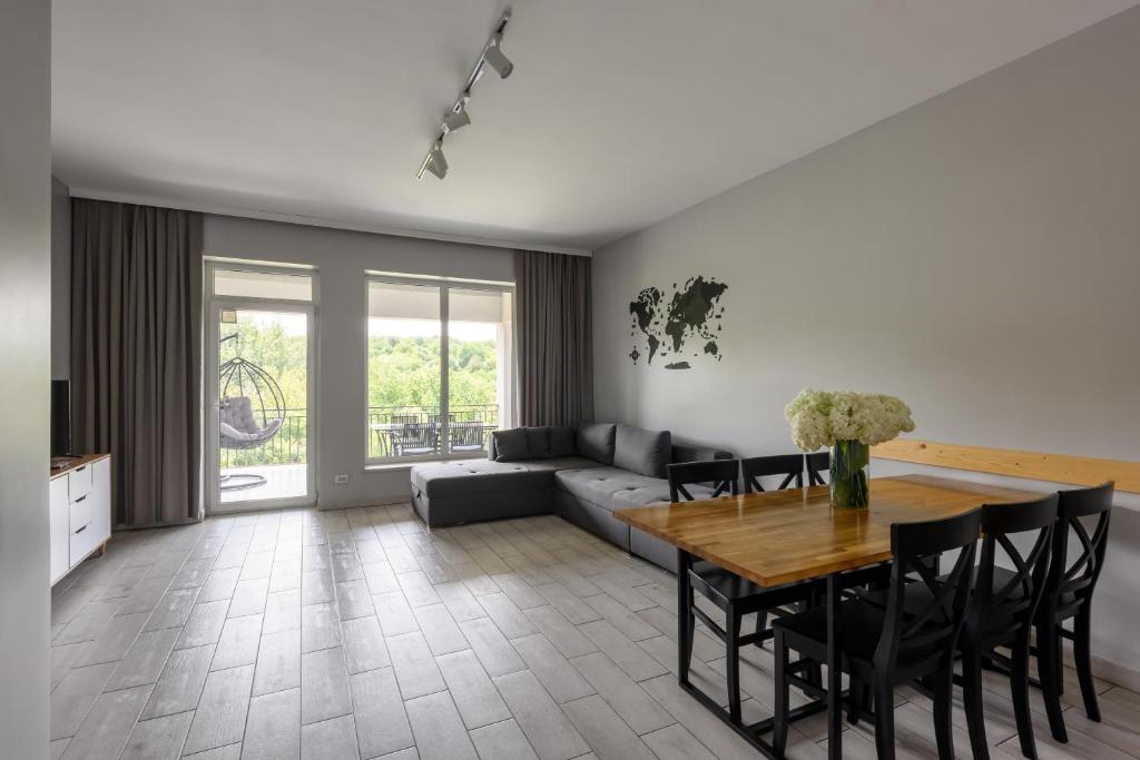ein Wohnzimmer mit einem Tisch und einem Sofa in der Unterkunft Таун Terrasa 3 floors in Czernowitz