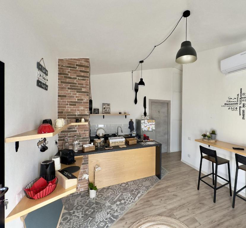 cocina y sala de estar con barra y sillas en Civico36 en Ilbono