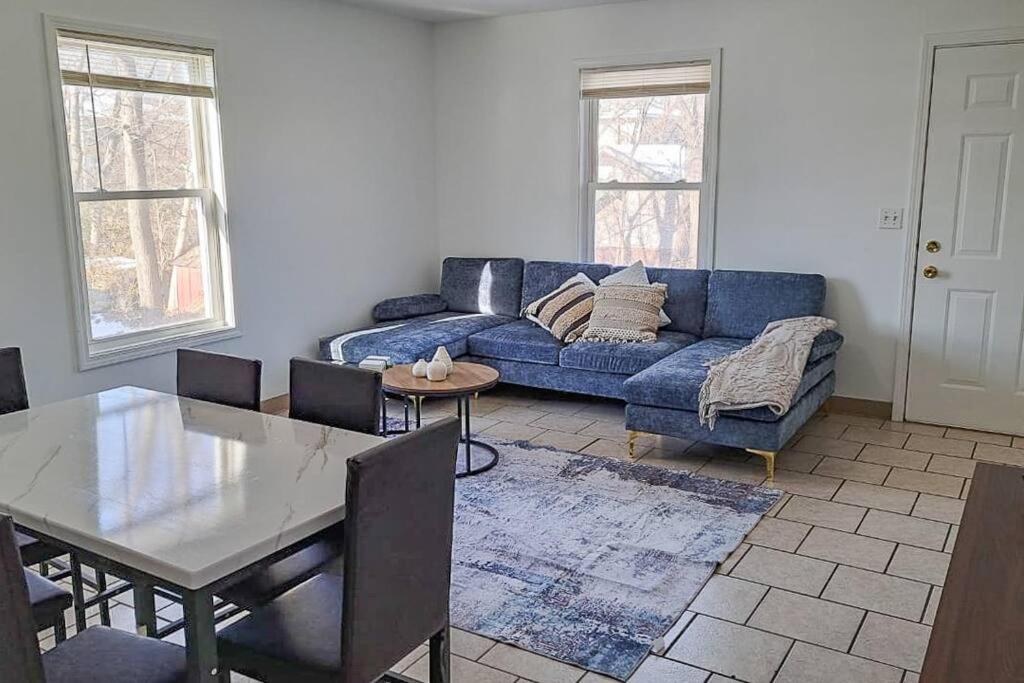 - un salon avec un canapé bleu et une table dans l'établissement Comfort & Cozy 3/2 in Macomb, IL, à Macomb