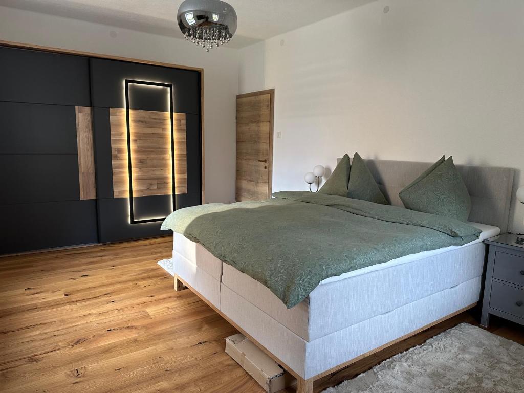 Uma cama ou camas num quarto em Stilvoll renovierte Wohnung