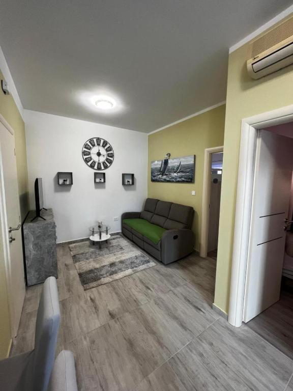 a living room with a couch and a television at Apartman Centar in Tribunj