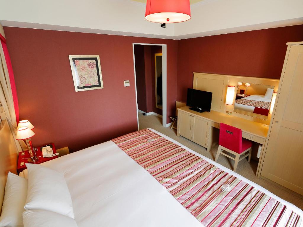 Postel nebo postele na pokoji v ubytování Hotel Monterey Kyoto
