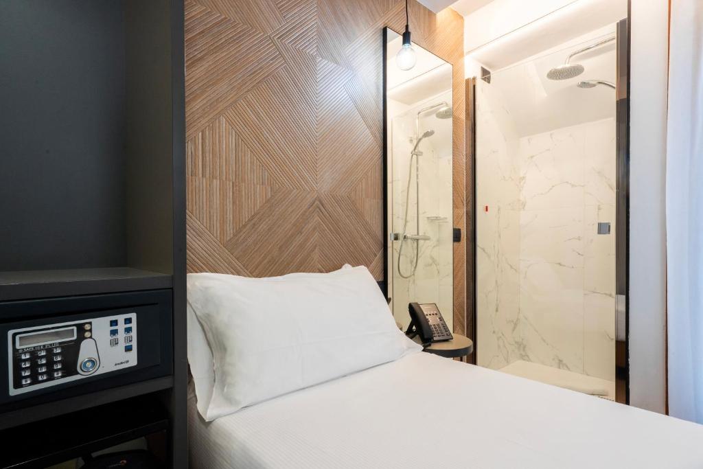 Postel nebo postele na pokoji v ubytování London Hotel