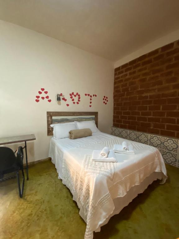 een slaapkamer met een bed met twee handdoeken erop bij Escarpas do Caraça in Catas Altas