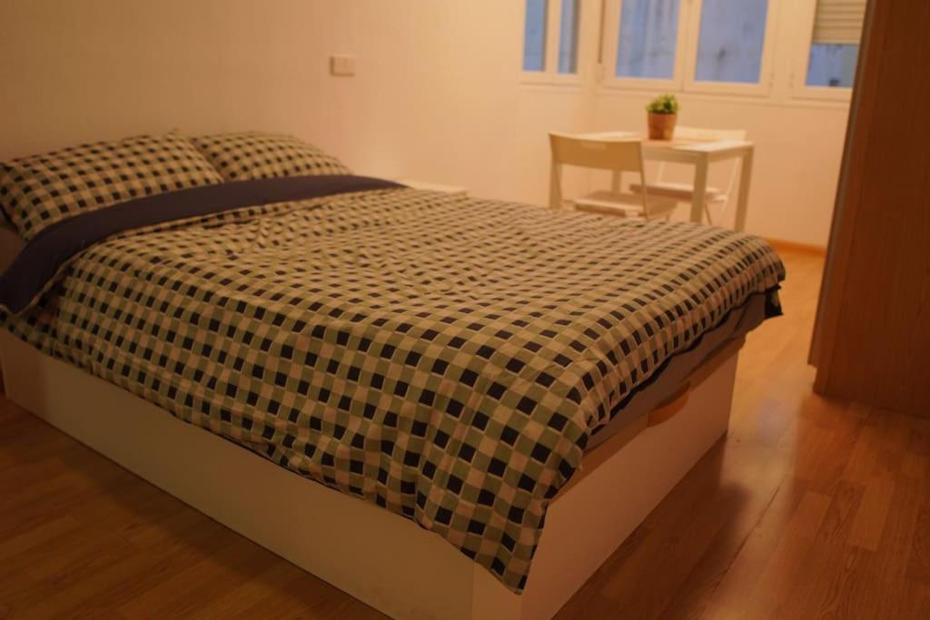 Cama o camas de una habitación en Tu hogar en el corazón de Madrid. Parking privado