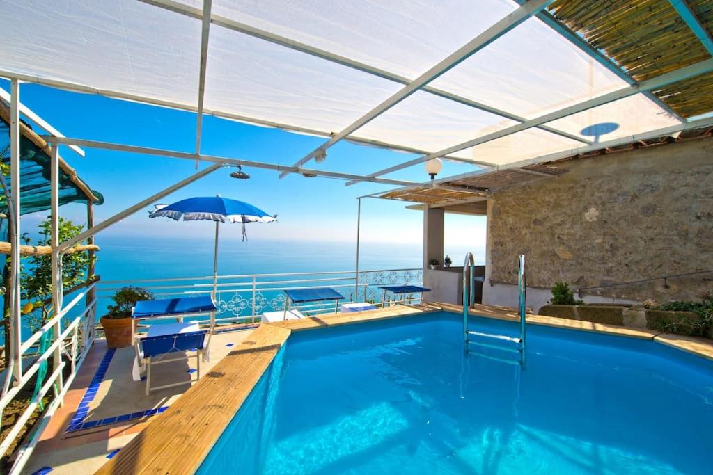 uma piscina com vista para o oceano em Casa Marianna em Praiano