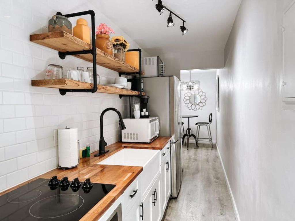 eine Küche mit einer Spüle und einem Kühlschrank in der Unterkunft Boho 1BR Apartment in Fort Lauderdale Neighborhood in Fort Lauderdale