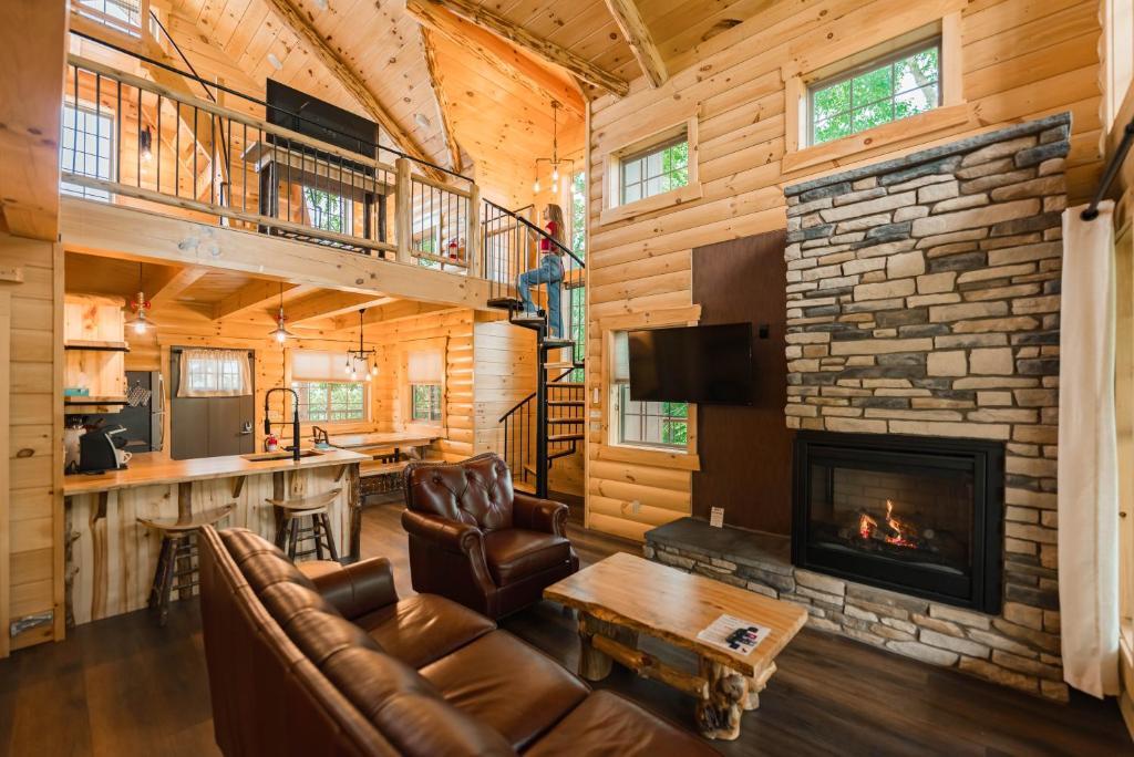Köök või kööginurk majutusasutuses Skyview Treehouse by Amish Country Lodging