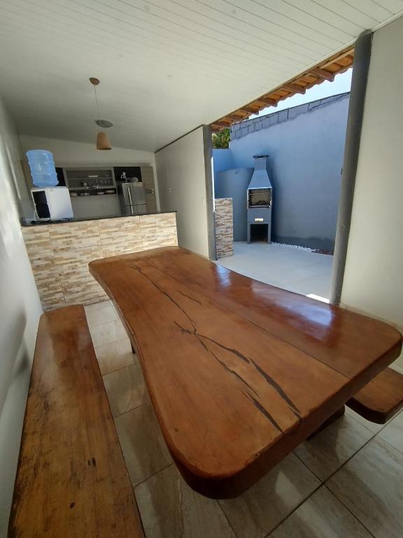 a wooden table in a room with a kitchen at Casa no Centro de Prado in Prado