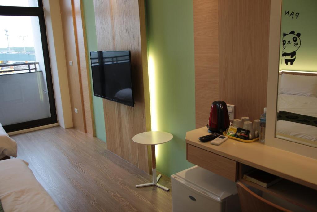 TV a/nebo společenská místnost v ubytování Luck Bay B&B