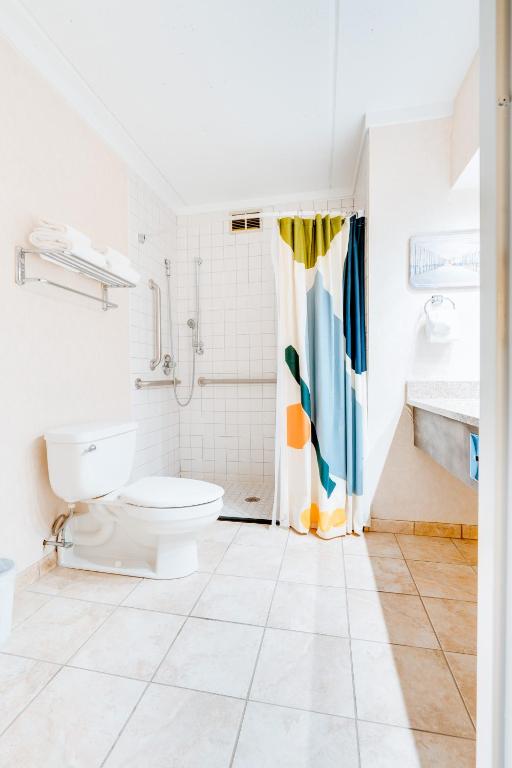 Hotel Downstreet - King Room - Disability Access Roll In Shower