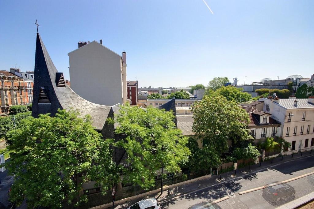 an aerial view of a city with a church at Les temps heureux 15' Paris 10' du Stade de France in Saint-Denis
