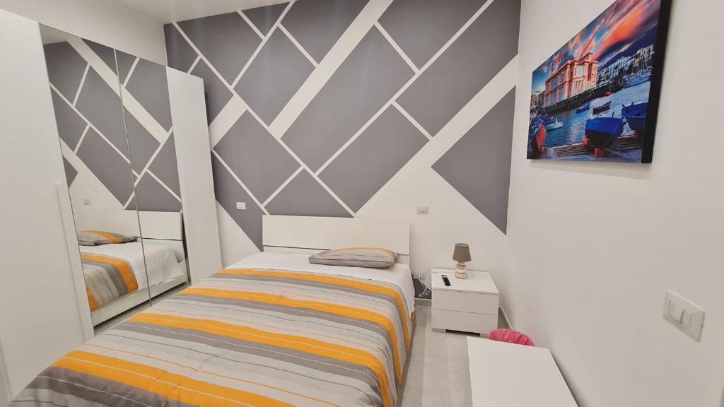 1 dormitorio con 2 camas y un cuadro en la pared en Locazione turistica adriatico en Bari