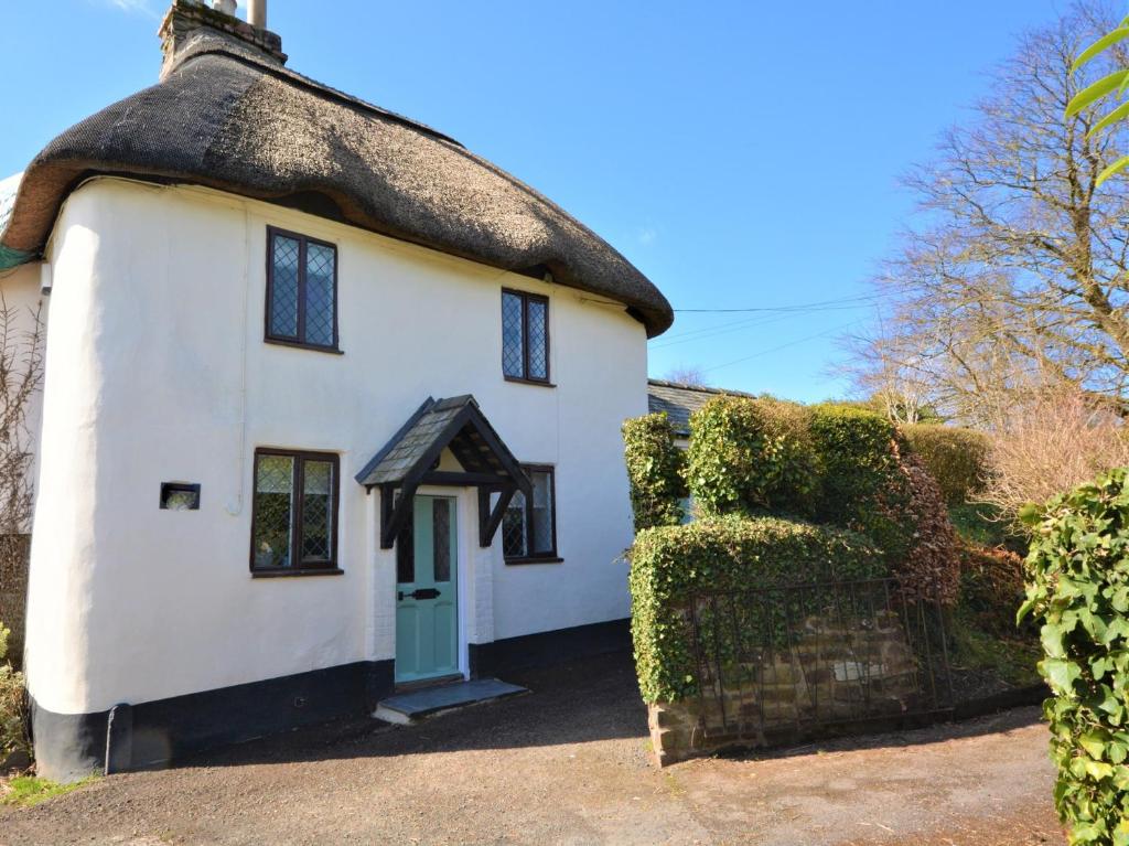 a small white house with a thatched roof at 1 bed in Chulmleigh 82389 in Chulmleigh