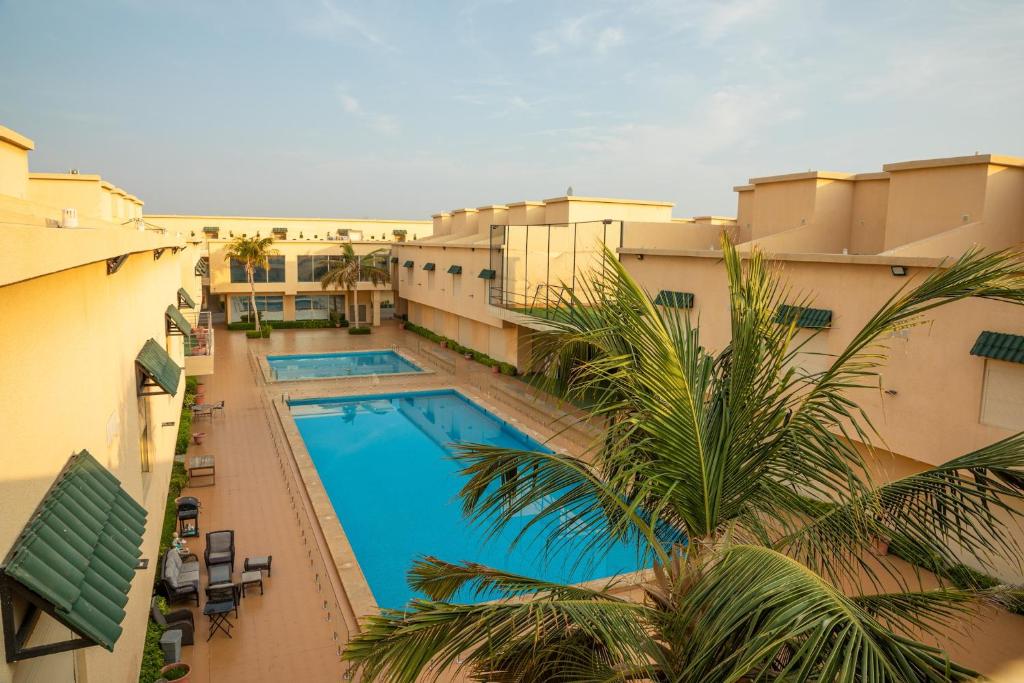 uma vista superior de uma piscina num edifício em Suite 777 em Jeddah