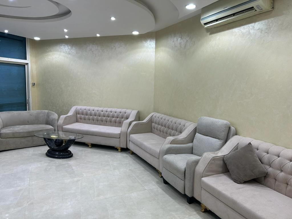 een wachtkamer met banken en een tafel bij شالية 3 غرف على شرم ابحر - جدة - السعودية in Obhor