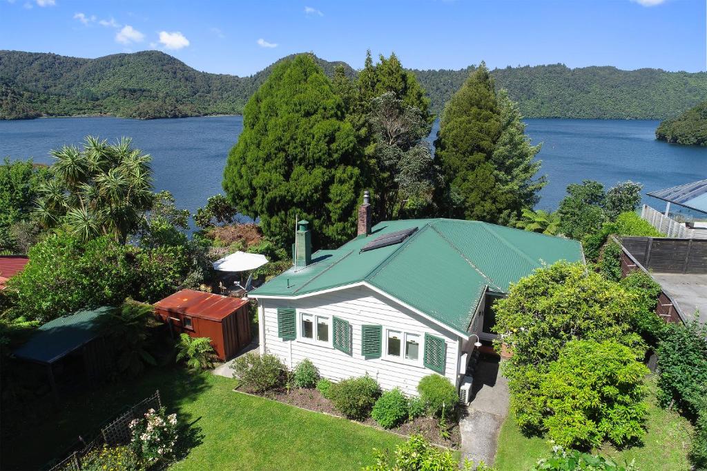 una vista aérea de una casa con techo verde en Okareka Lakefront, en Rotorua