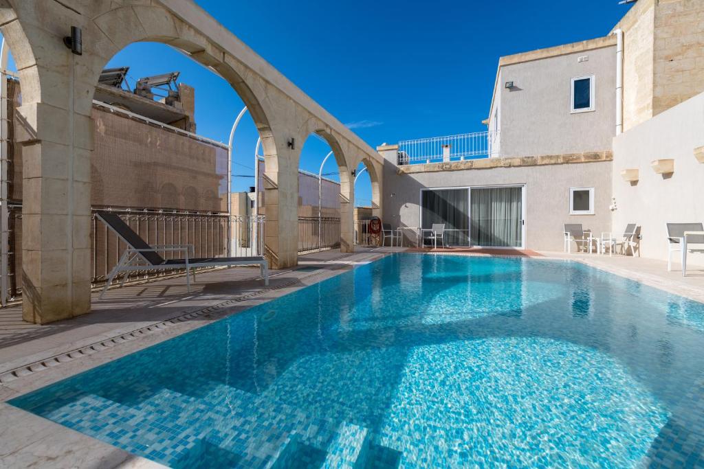 阿爾卜的住宿－4 Bedroom Luxury Holiday Farmhouse with Private Pool，一座带拱门的建筑里的大型游泳池