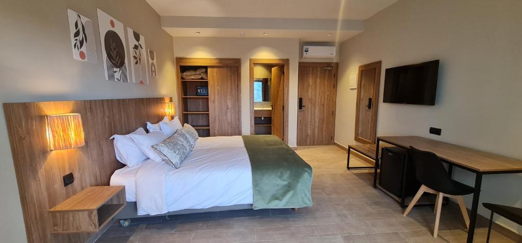 TV a/nebo společenská místnost v ubytování L'escale Hôtel & Spa By 7AV HOTELS