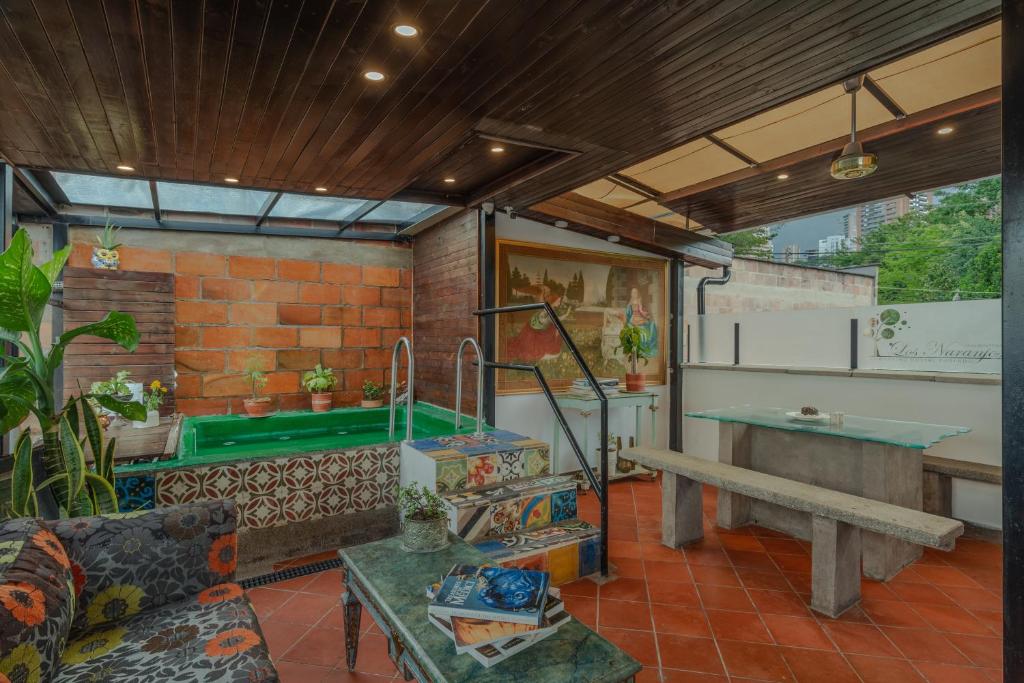 Casa Los Naranjos Hostal في ميديلين: غرفة معيشة مع مسبح في منزل