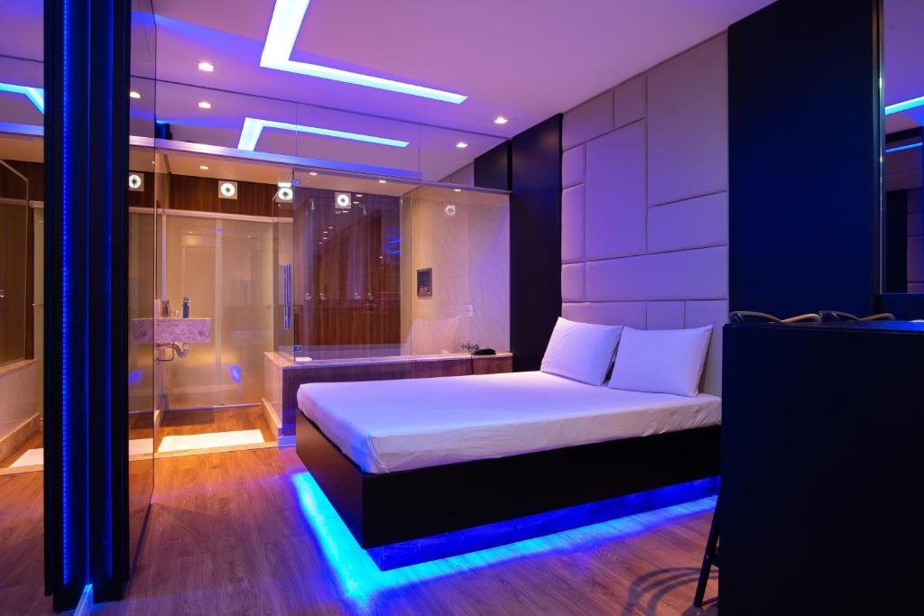 a bedroom with a bed and a tub in a room at Motel Fantasy 1 in Belo Horizonte