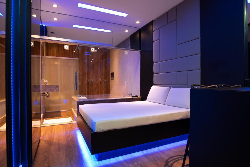 um quarto com uma cama e um chuveiro em Motel Fantasy 1 em Belo Horizonte