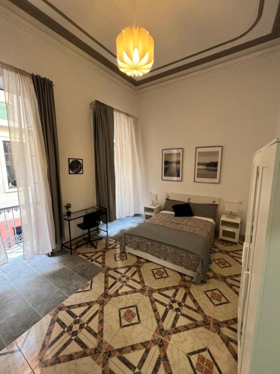 - une chambre avec un lit et un lustre dans l'établissement Isor Triana, à Las Palmas de Gran Canaria