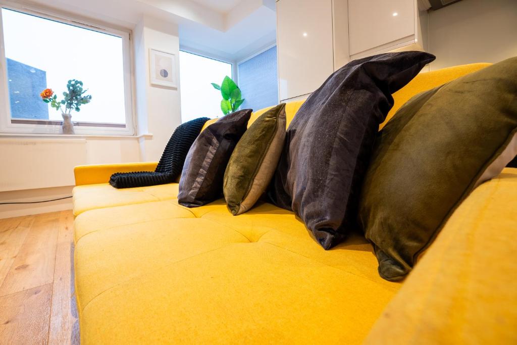 Fotografie z fotogalerie ubytování Homely Entire Apartment - Long Stay, Contractors - Central Location v destinaci Croydon