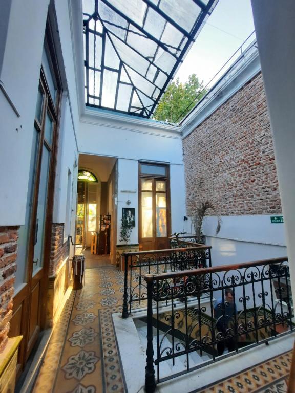 a room with a balcony with a skylight at Casa Mutante in Montevideo