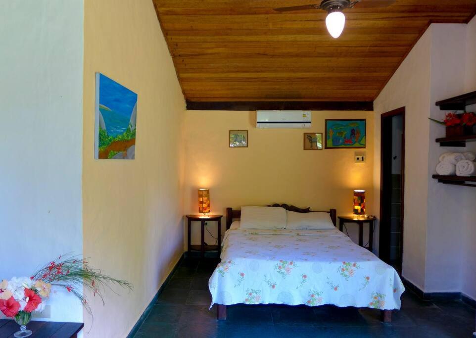 Ένα ή περισσότερα κρεβάτια σε δωμάτιο στο Casinha Jardim das Palmeiras