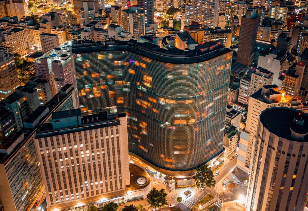 eine Aussicht über eine Stadt in der Nacht in der Unterkunft Vem pro Copan in São Paulo