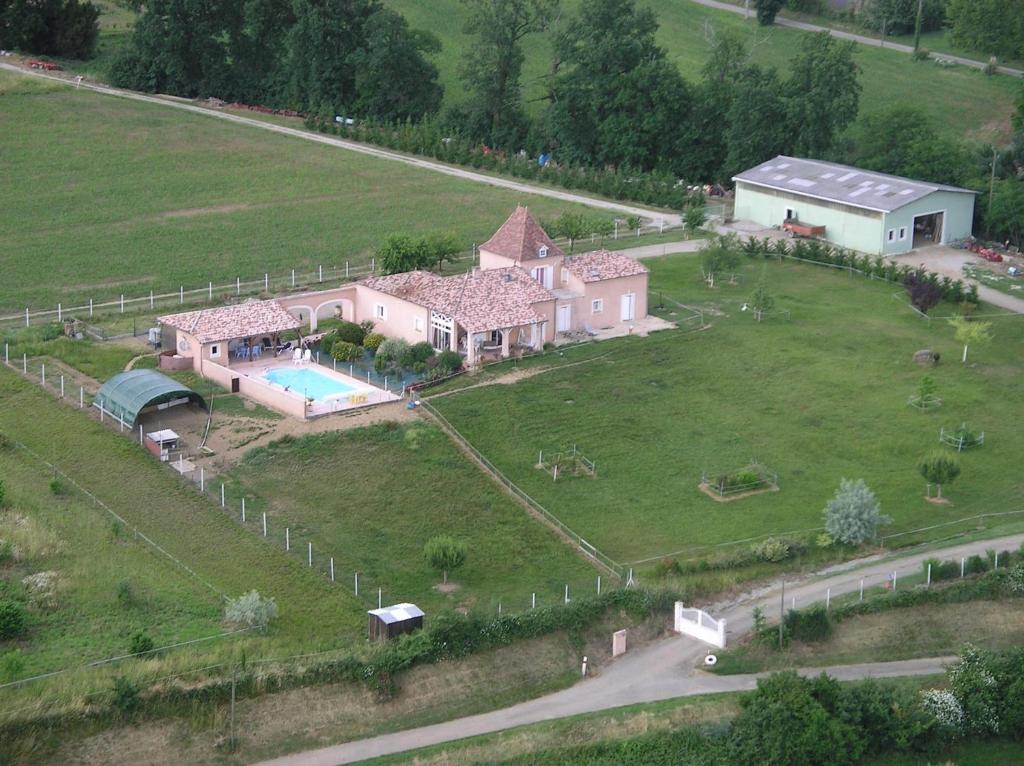 ClairacにあるChambre d hôtes Royの広い庭のある家の空中風景