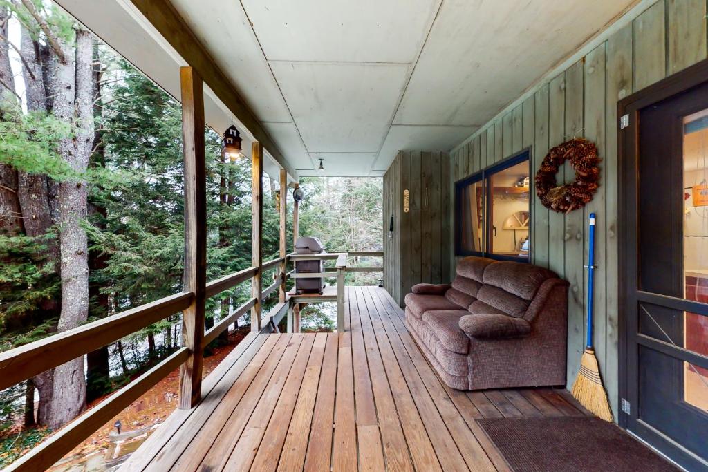 una veranda con sedia su una terrazza in legno di Alpine Bliss a Brownsville