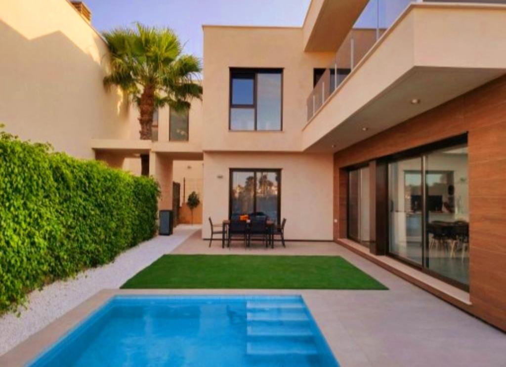 uma casa com piscina no quintal em Villa Roda Golf and Beach Resort,3 bedrooms, private, heated swimming pool, garden, parking space em Múrcia