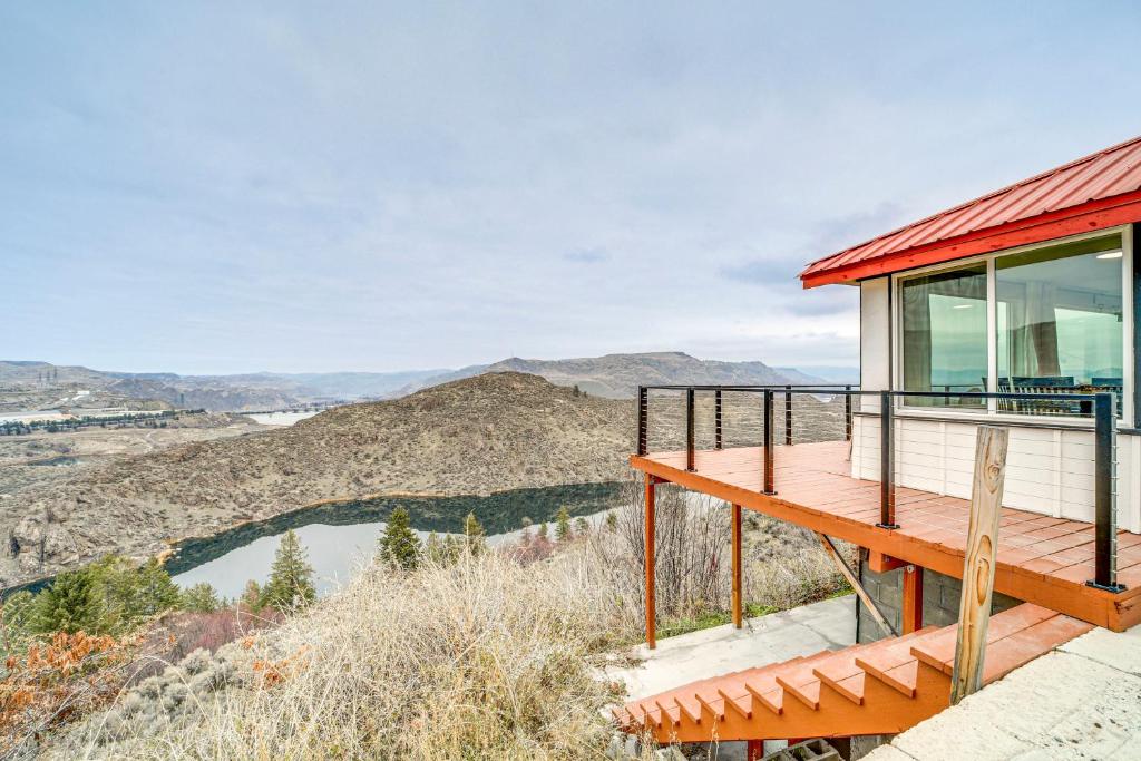 une maison sur une colline avec vue sur un lac dans l'établissement Cozy Grand Coulee Home with Deck and Views!, à Grand Coulee