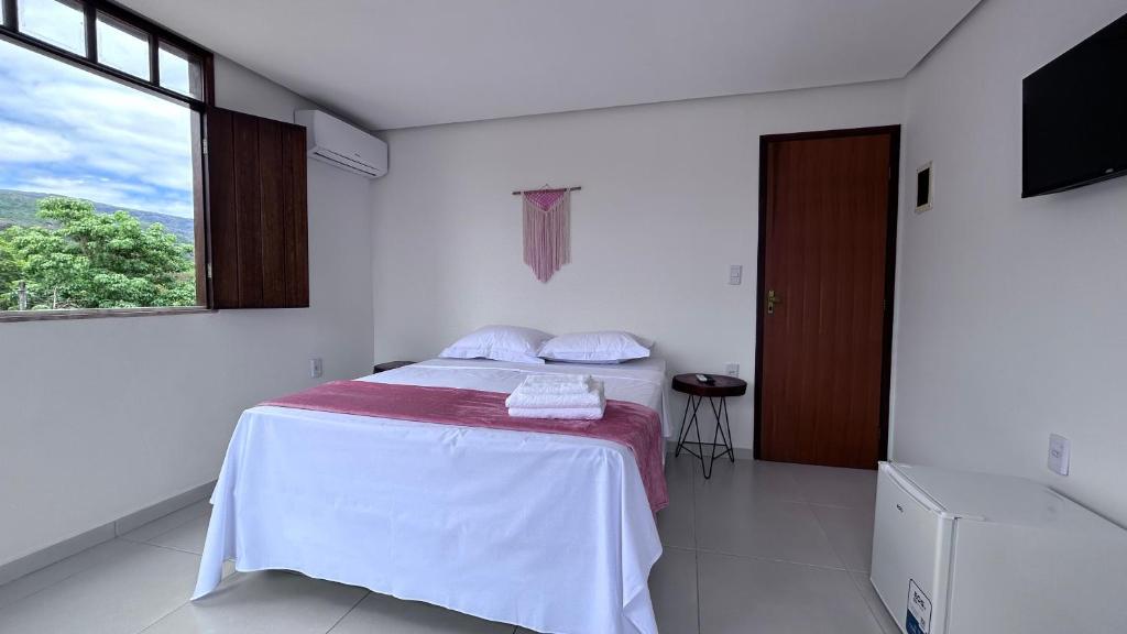 Uma TV ou centro de entretenimento em Pousada Estrelar