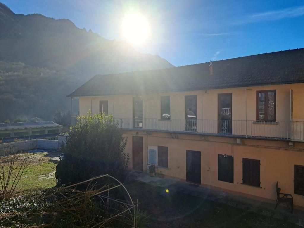 Ein Gebäude mit Sonne hinter ihm in der Unterkunft La casa di Noemi in Casale Corte Cerro