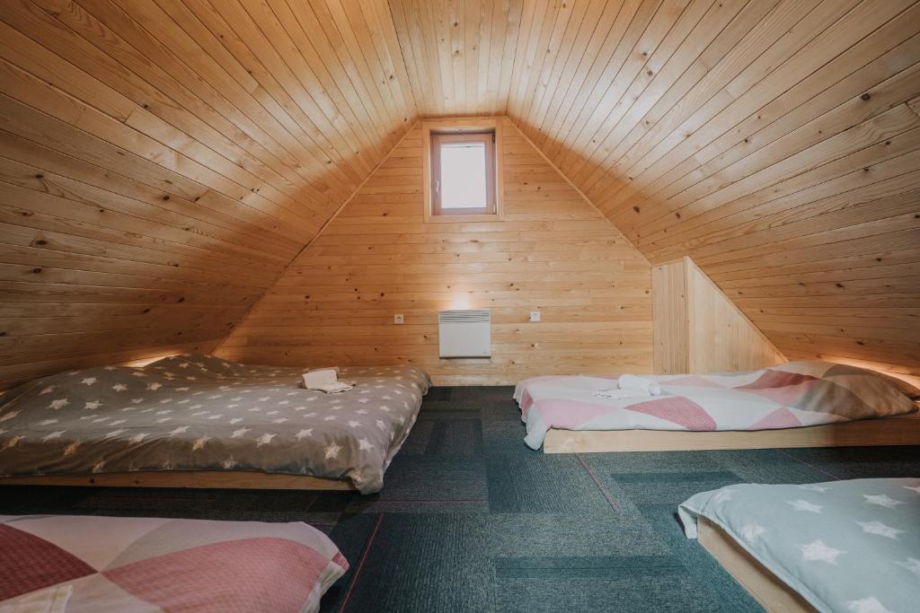 Postel nebo postele na pokoji v ubytování Koča Zlatorog - Velika planina