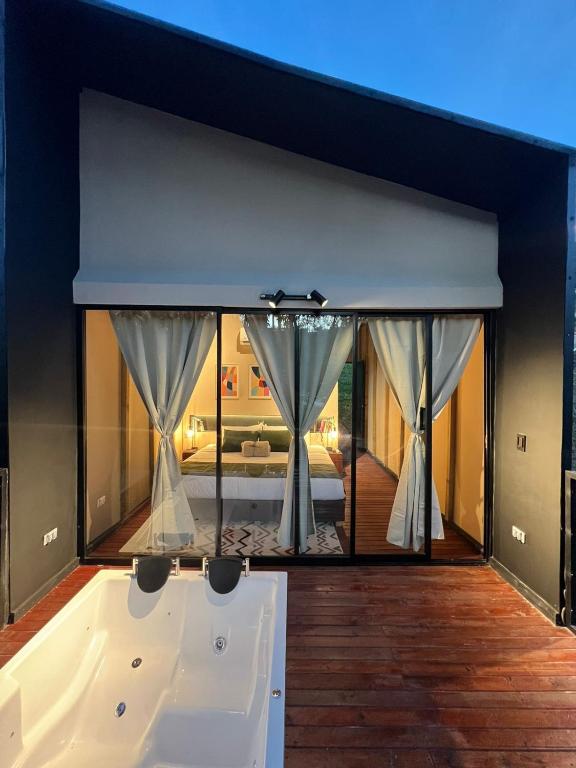 Cama o camas de una habitación en Cabañas para parejas cerca a Medellín - LUUM By Roots Rentals