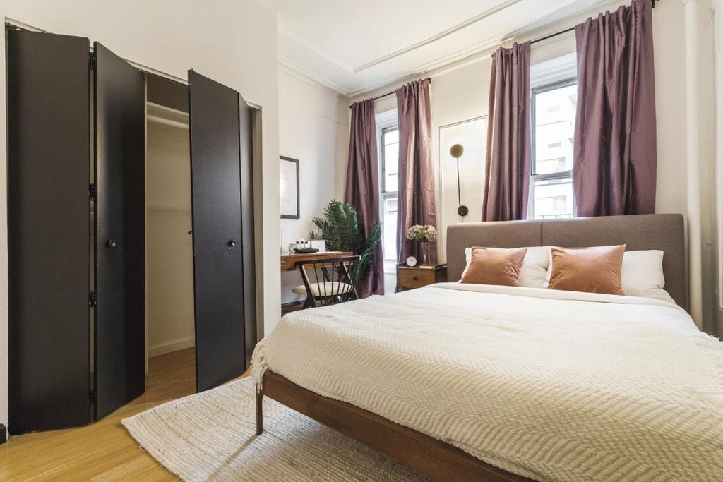 1 dormitorio con 1 cama grande y escritorio en Apartment 190: Upper East Side, en Nueva York