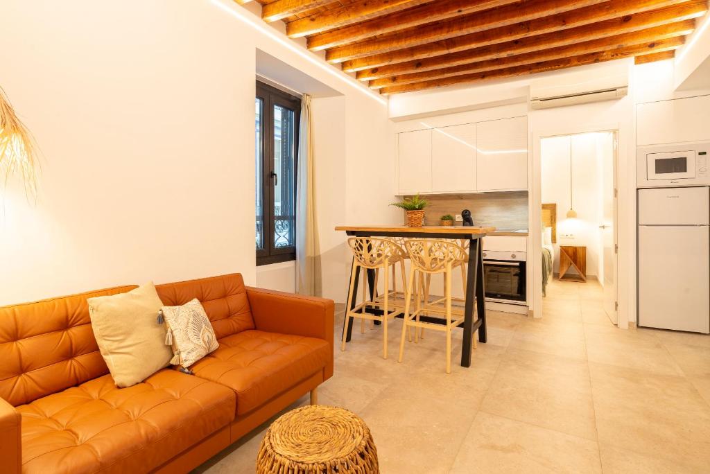 sala de estar con sofá y mesa en Lazcano & old town by ELE Apartments, en Málaga